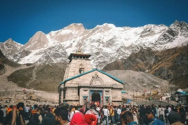 Do Dham Yatra Kedarnath Temple snow covered Himalayas view