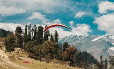 Solang Valley in Manali with paragliding and snow-covered mountains