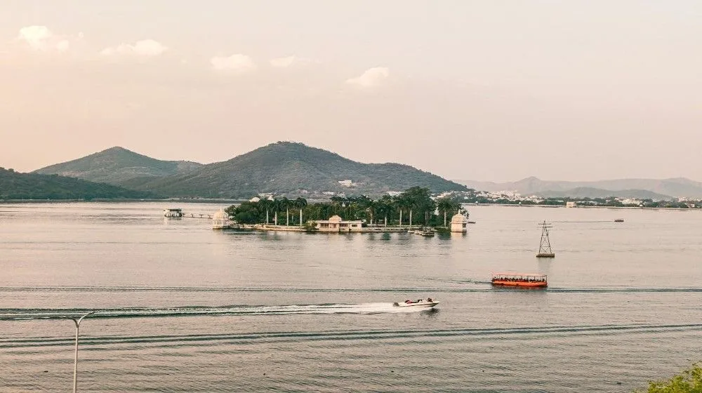 Fateh Sagar Lake Udaipur for photoshoot 