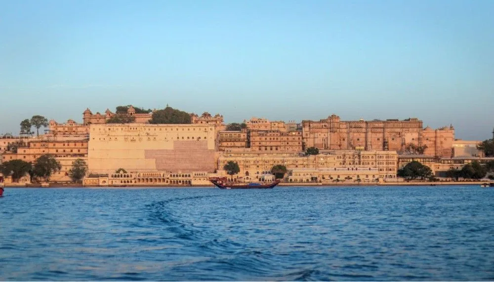 Lake Pichola with City Palace view – places to visit in udaipur in 1 day